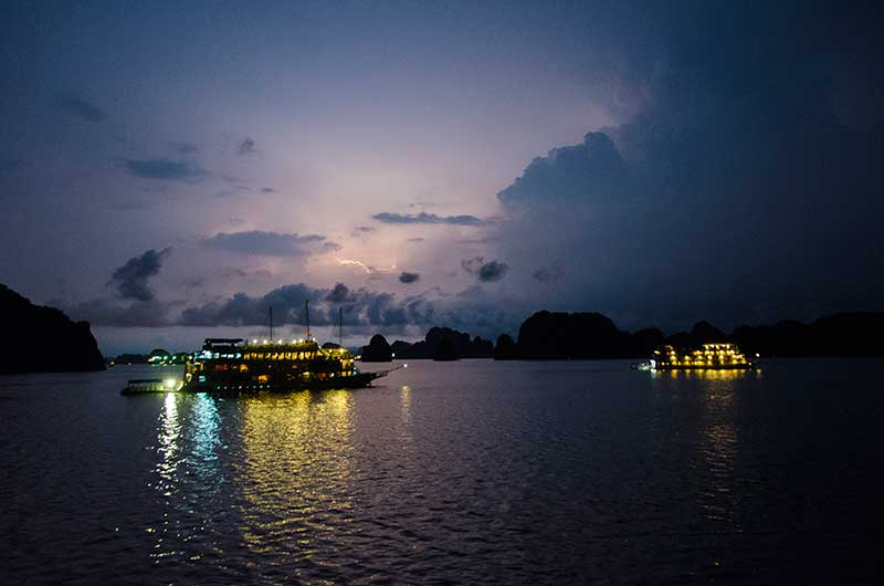 12 - Vietnam - Bahia de Halong - imagen nocturna